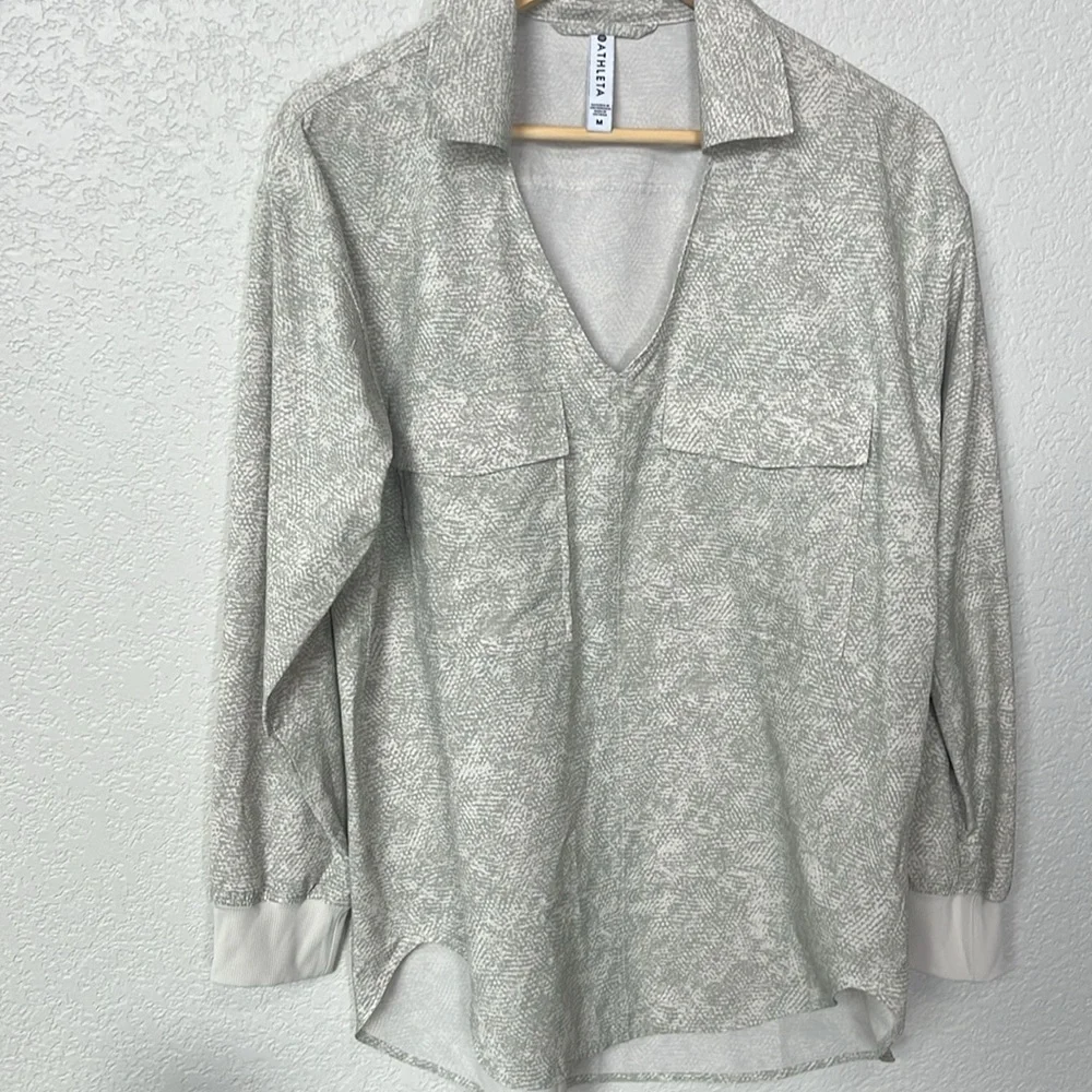 Athleta Zuma Printed Collared Long Sleeve Top size Medium Gray and Tan - Picture 4 of 15